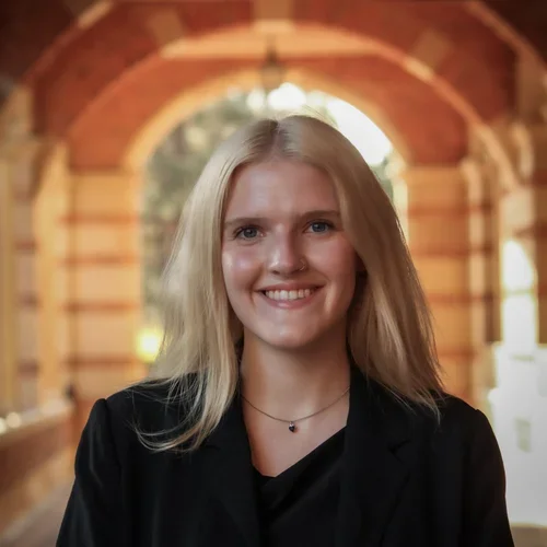 Vanessa headshot on UCLA campus